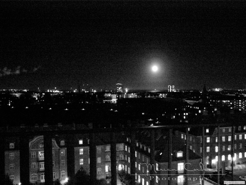 MC_moon-over-City
